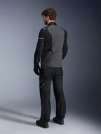 Alpinestars ST-7 2L GORE-TEX Jas, donkergrijs en zwart met Dark Khaki accenten, achteraanzicht van een motorrijder die de jas en bijpassende motorbroek draagt, adventure touring uitrusting met waterdichte gelamineerde constructie