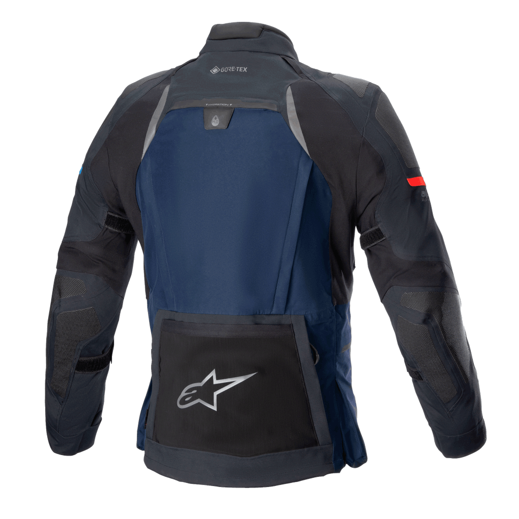 Veste Alpinestars Boulder GORE-TEX, veste de moto de touring technique, bleu foncé et noir, vue de dos avec une grande poche utilitaire arrière ornée du logo étoile argenté, compartiment d'hydratation et marquage GORE-TEX sur le col.