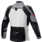 Alpinestars Boulder GORE-TEX Jas, achteraanzicht, donkergrijs en ijsgrijs, technische adventure touring motorjas met groot lichtgrijs rugpaneel, zwart onderste opbergvak voorzien van het Alpinestars sterlogo, GORE-TEX-branding op de bovenrug en duurzame constructie van meerdere stoffen.