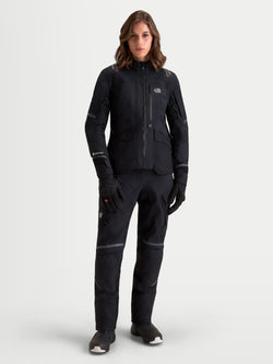Alpinestars Stella ST-7 V2 2L Gore-Tex Jas, dames adventure-motorjas in het zwart, vooraanzicht op model met bijpassende uitrusting, waterdichte textielconstructie