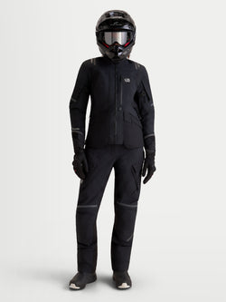 Alpinestars Stella ST-7 V2 2L GORE-TEX, veste de moto adventure pour femme en noir, vue de face sur un modèle portant un équipement assorti et un casque, vêtement de protection certifié AA