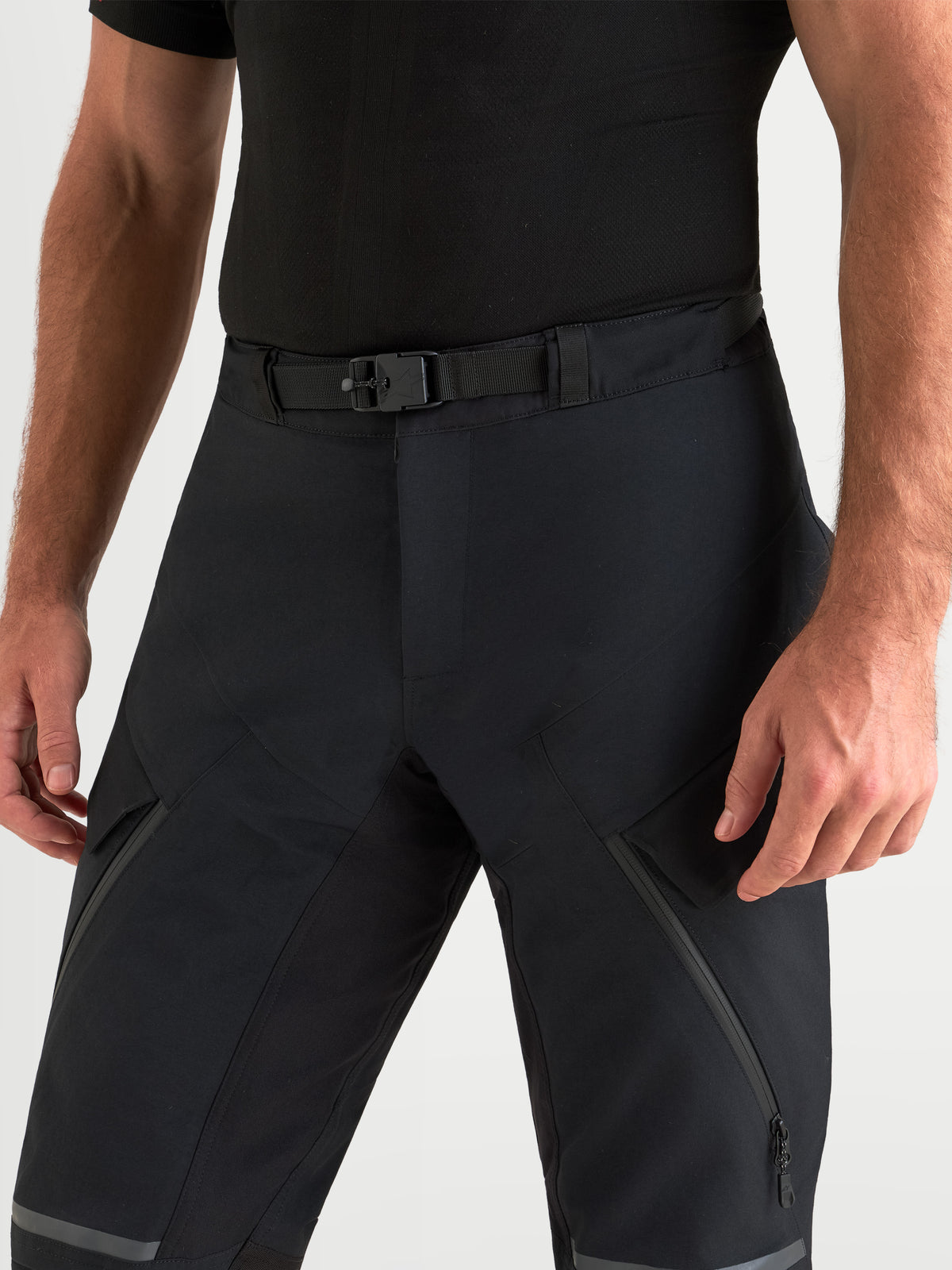 Alpinestars Pantalon St-7 V2 2L Gore-Tex, pantalon de moto adventure pour homme noir, vue en gros plan montrant la fermeture magnétique à la taille et la construction en textile technique portée par un modèle