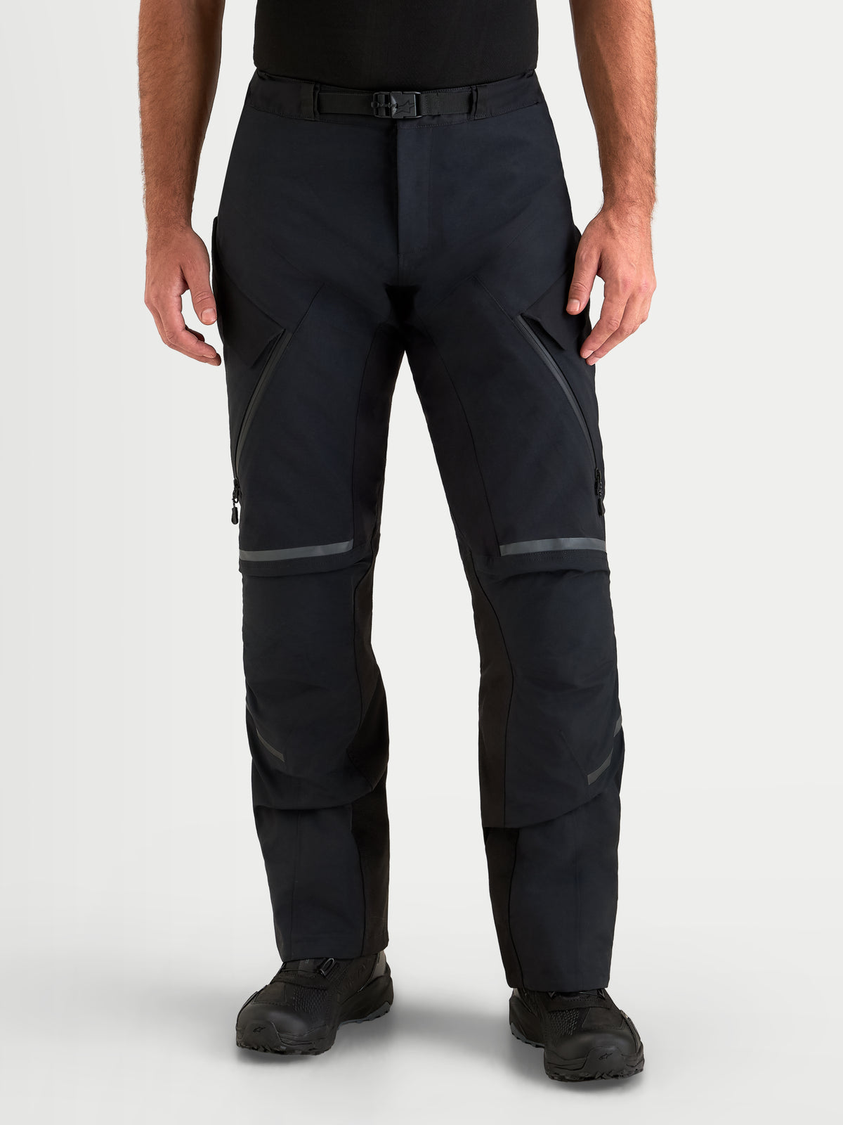 Alpinestars St 7 V 2 2 L Gore Tex Pantalons, pantalon de moto adventure pour homme noir, vue de face sur un modèle portant un équipement en textile imperméable avec fermeture magnétique à la taille et zips de ventilation sur les cuisses