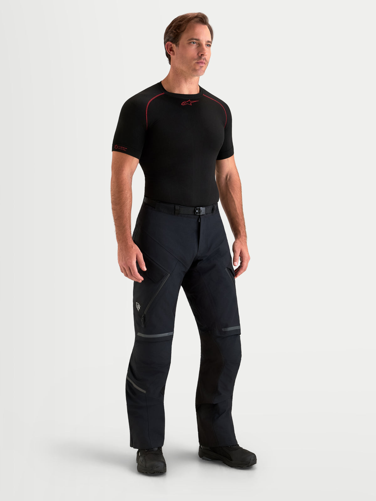 Alpinestars St 7 V 2 2 L Gore Tex Pantalons, pantalon de moto adventure pour homme noir, vue de face sur un modèle montrant la construction textile imperméable Gore-Tex, les aérations aux cuisses et les détails réfléchissants