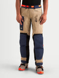 Alpinestars Arenis Gore-Tex Pantalons, pantalon de moto adventure pour homme en bleu marine et beige, vue de face sur un modèle portant un équipement de protection textile imperméable avec aérations aux cuisses et renforts aux genoux