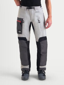 Alpinestars Arenis Gore-Tex Hose, Herren-Adventure-Motorradhose in Mittelgrau, Dunkelgrau und Schwarz, Vorderansicht an einem Model in wasserdichter Textilausrüstung mit Oberschenkeltaschen und Belüftungsreißverschlüssen