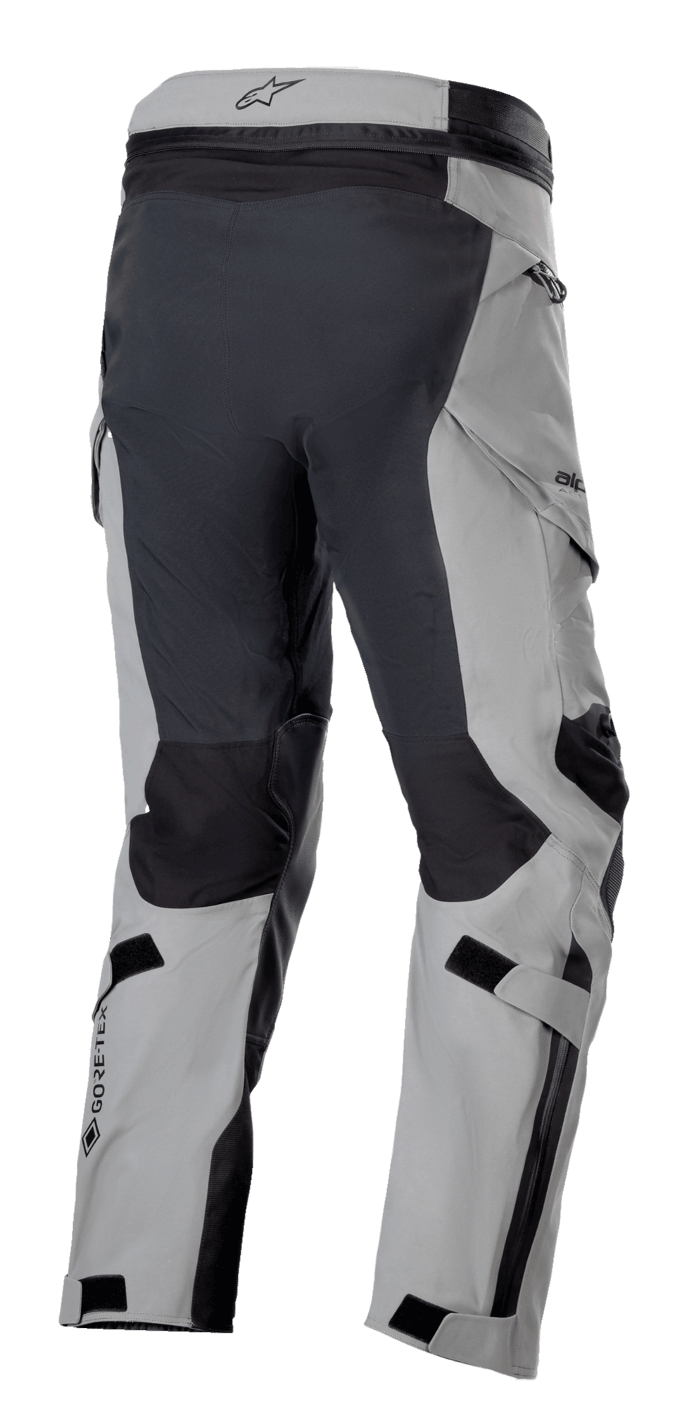 Alpinestars Boulder 3L GORE-TEX broek, adventure motorbroek, donkergrijs en zwart, driekwart achteraanzicht met versterkt zitvlak en binnenzijde van de benen, lichtgrijze panelen, GORE-TEX logo op de kuit en ergonomische cargozakken.