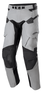 Alpinestars Boulder 3L GORE-TEX broek, motorrijbroek adventure touring, donkergrijs en zwart, voorzien van verstevigde Superfabric kniepanelen, cargozakken met rits en verstelbare tailleband, duurzame waterdichte constructie voor off-road en adventure rijden