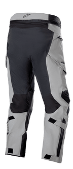Alpinestars Boulder 3L GORE-TEX broek, korte lengte, donkergrijs en zwart, achteraanzicht met nadruk op versterkte panelen, GORE-TEX-logo, verstelbanden en ergonomisch ontwerp afgeleid van de motorcross