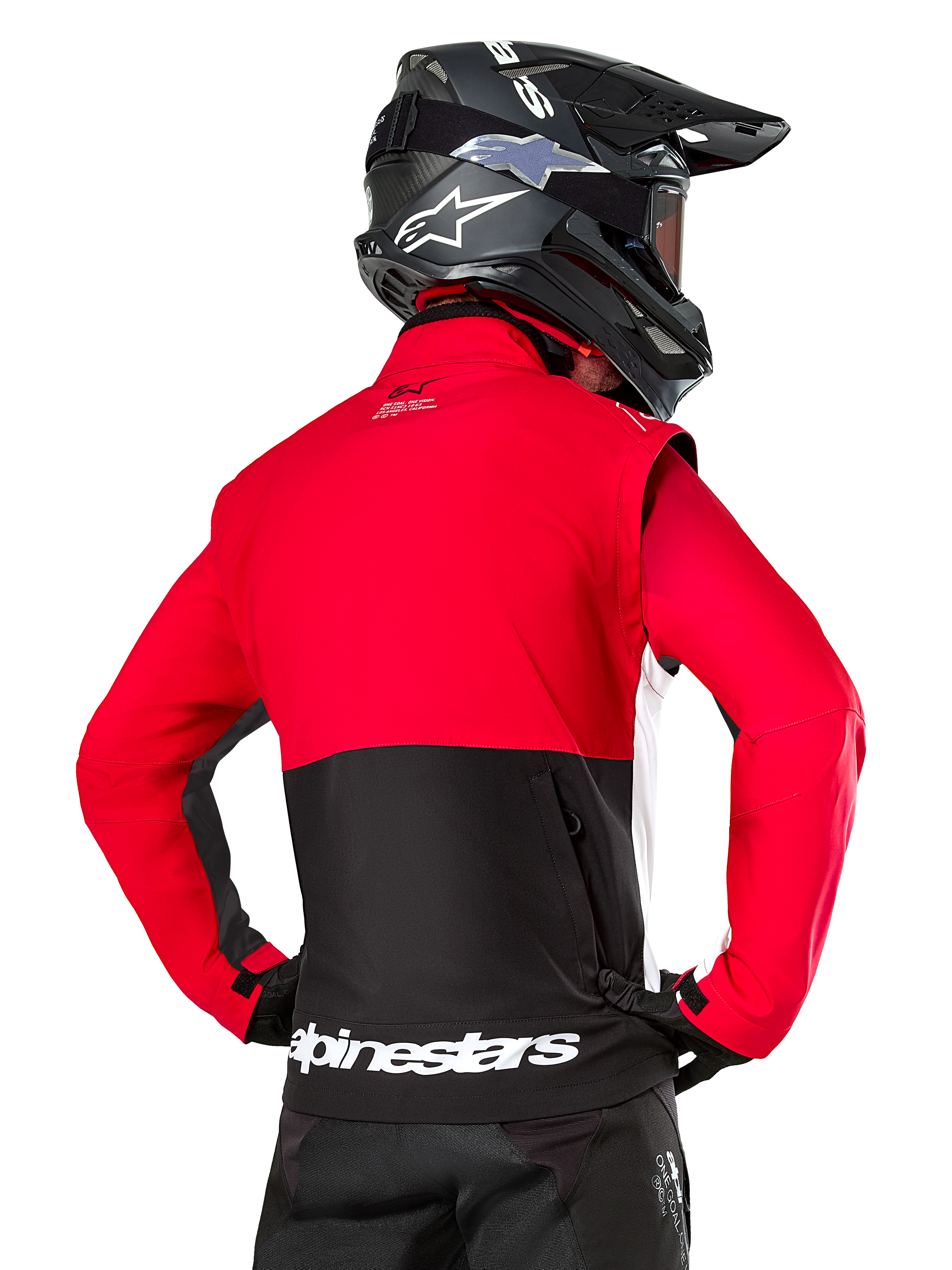Alpinestars Pro-Dura jas, off-road enduro jas, rood en zwart met wit Alpinestars-logo op de achterzoom, van achteren gezien gedragen door een rijder met een zwarte motorcrosshelm, rally-geïnspireerd ontwerp voor agressief trailrijden