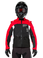 Alpinestars Pro-Dura Jas, off-road motorjas, zwart, felrood en wit, gedragen door een rijder met een zwarte motorcrosshelm en crossbril, voorzien van een duurzame ripstop-constructie en witte zijpanelen, ontworpen voor enduro en trailrijden