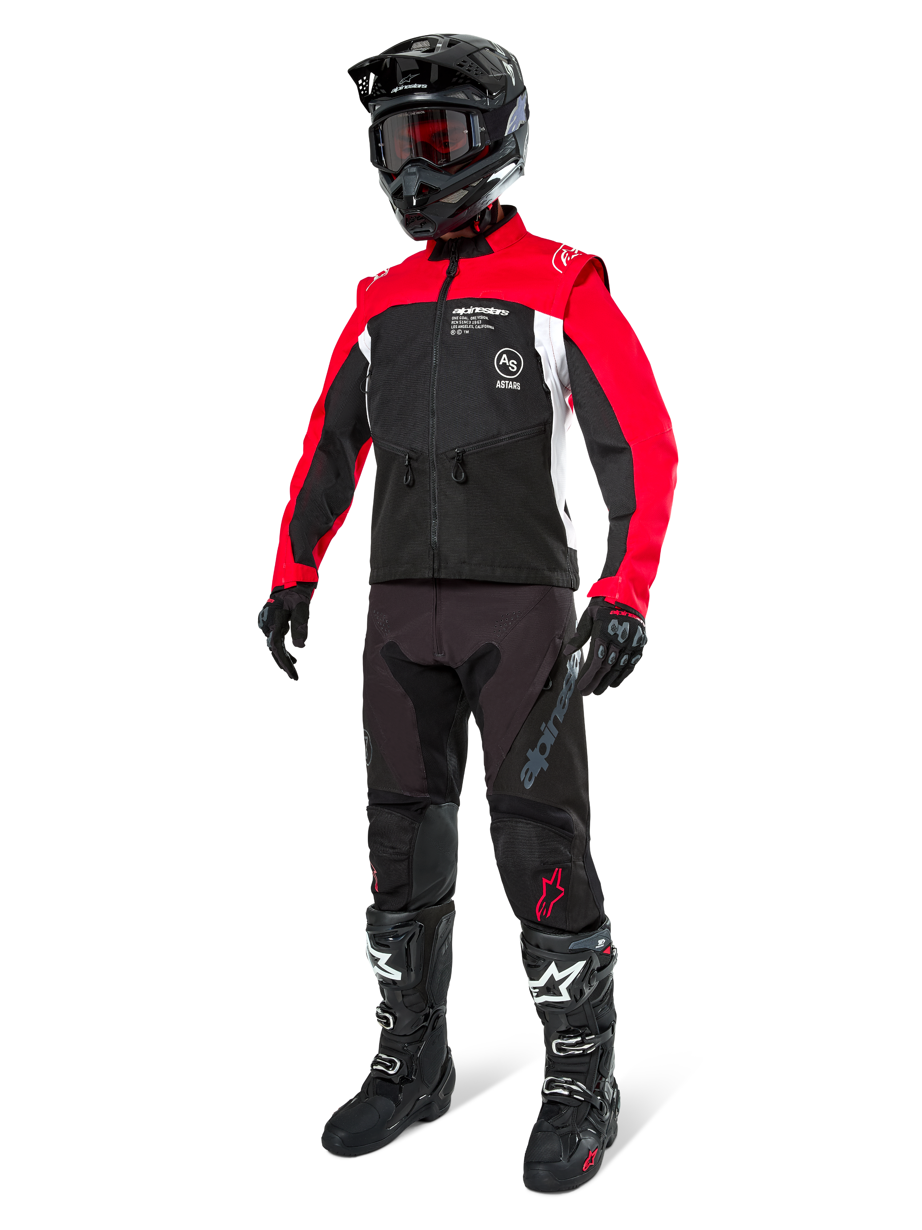Alpinestars Pro-Dura jas, off-road motorjas, zwart met felrood en wit, gedragen met volledige race-uitrusting inclusief zwarte helm met rode bril, zwarte broek en zwart-witte laarzen, duurzame textiele outfit voor enduro en trailrijden