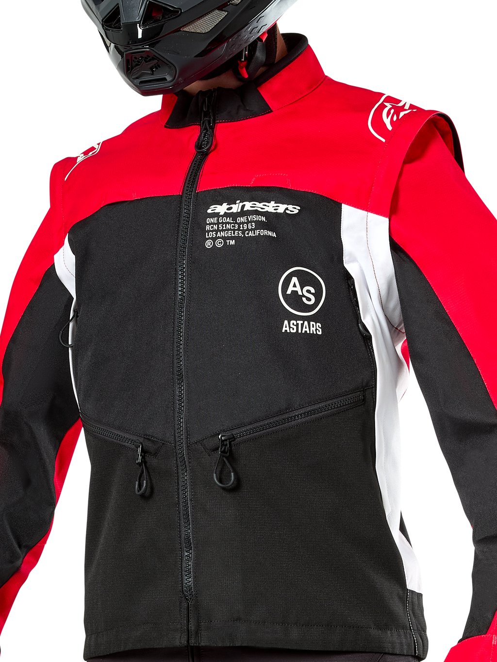 Alpinestars Pro-Dura jas, off-road motorjas, zwart, felrood en wit, gedragen met een zwarte helm, voorzien van zakken met ritssluiting en opvallende branding op de borst, duurzame textielconstructie voor enduro- en trailrijden