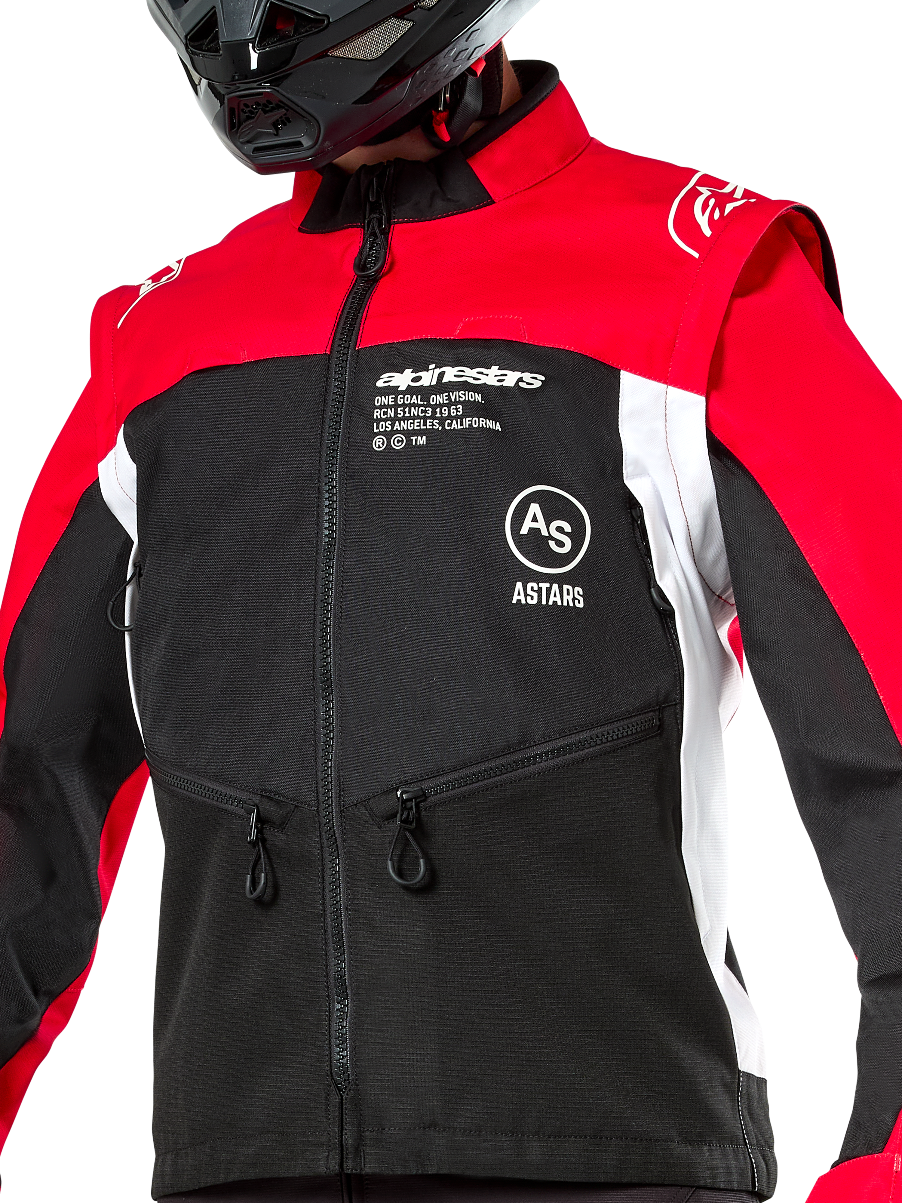 Alpinestars Pro-Dura jas, off-road motorjas, zwart, felrood en wit, gedragen met een zwarte helm, voorzien van zakken met ritssluiting en opvallende branding op de borst, duurzame textielconstructie voor enduro- en trailrijden
