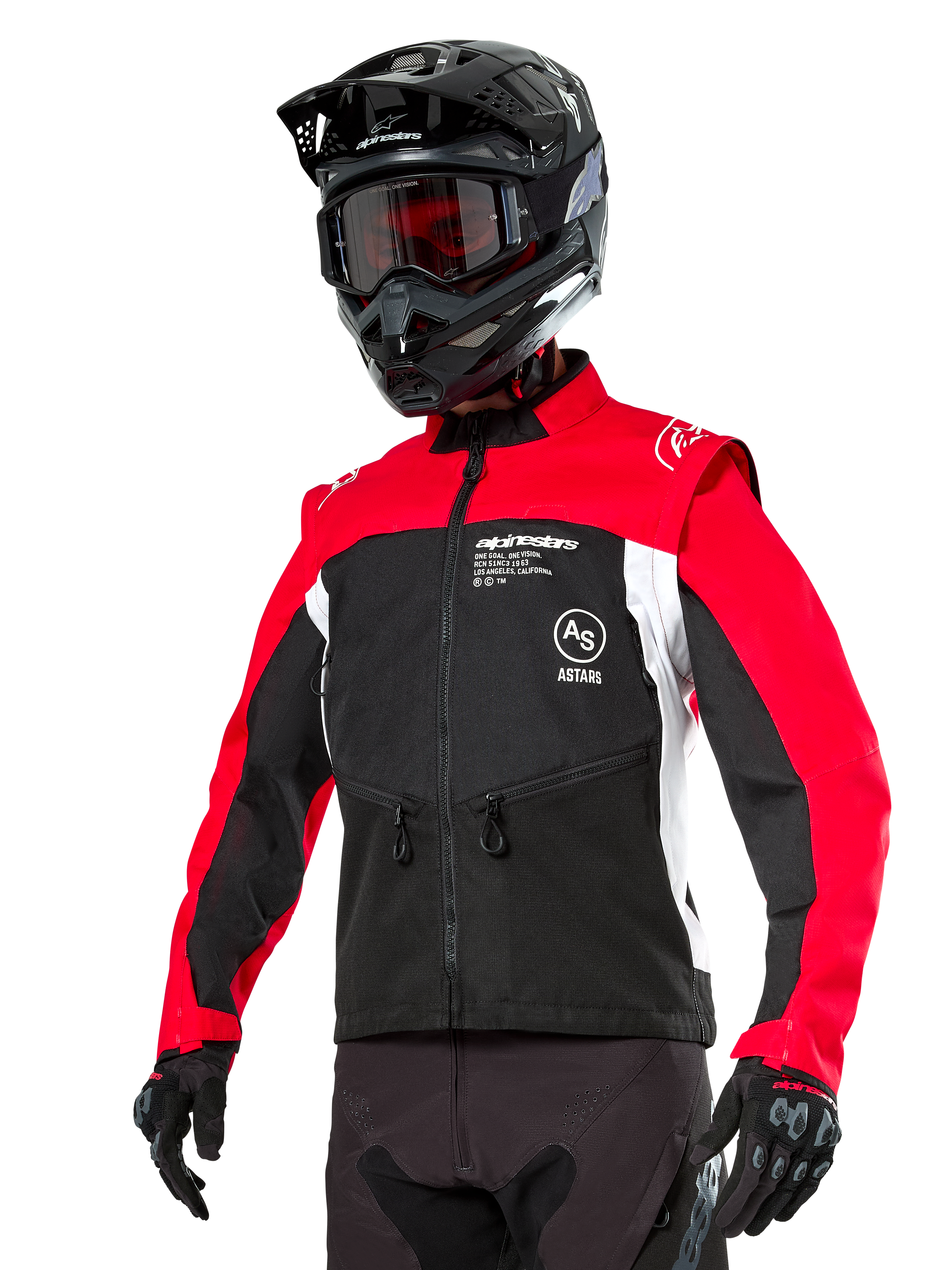Alpinestars Pro-Dura Jacket, off-road enduro motorjas, zwart met felrood en wit kleurontwerp, gedragen door een rijder met een zwarte helm en crossbril, voorzien van ritszakken aan de voorzijde en Alpinestars-branding, duurzame textielconstructie voor trailrijden