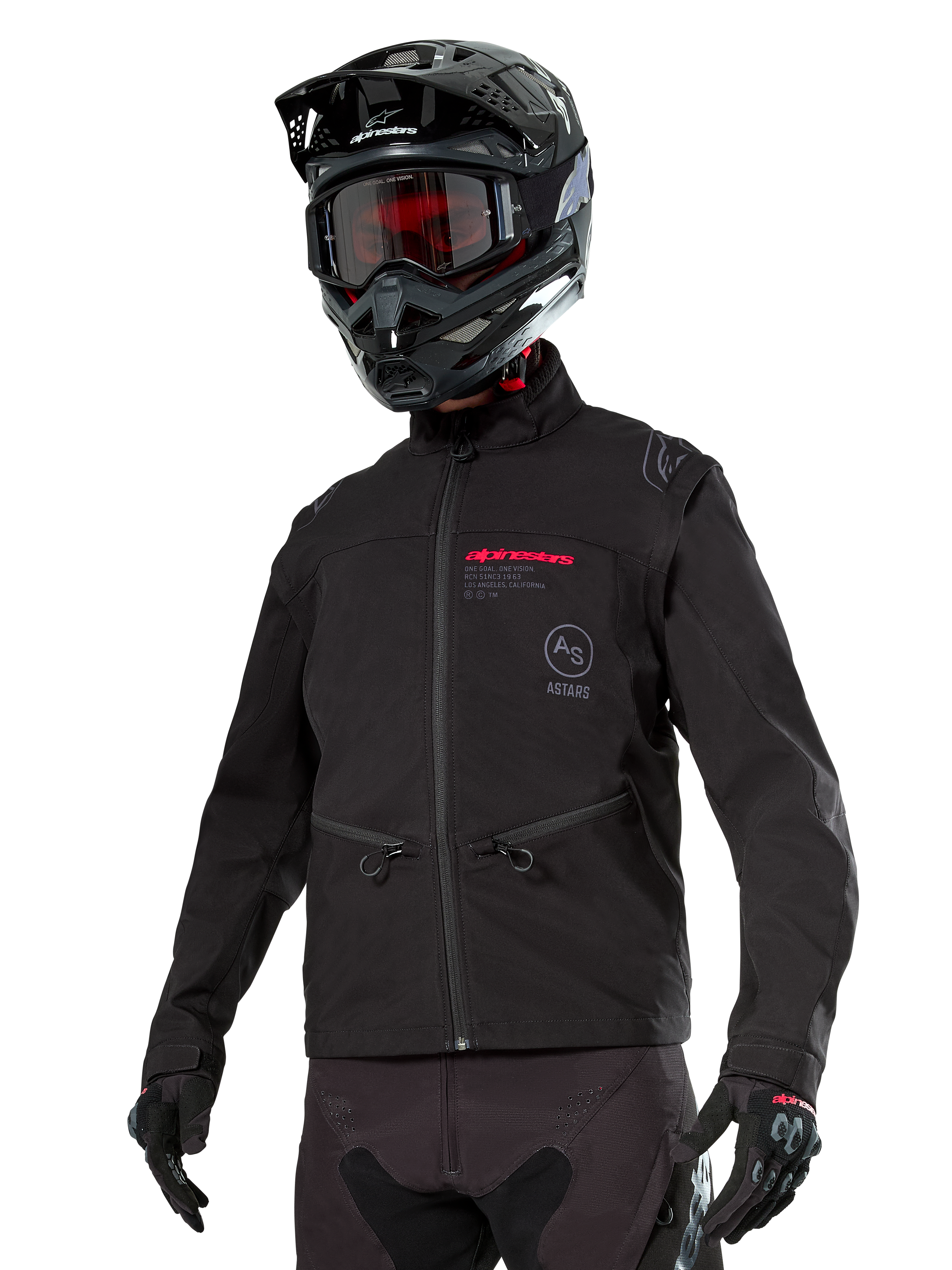 Alpinestars Lite-Dura Softshell-Jacke, schwarze Offroad-Motorradjacke mit rotem Branding und AS-Logo, kombiniert mit schwarzem Motocross-Helm, roter Schutzbrille und schwarzen Handschuhen, Reißverschlusstaschen und verstellbare Bündchen, ideal für Enduro-Fahrten