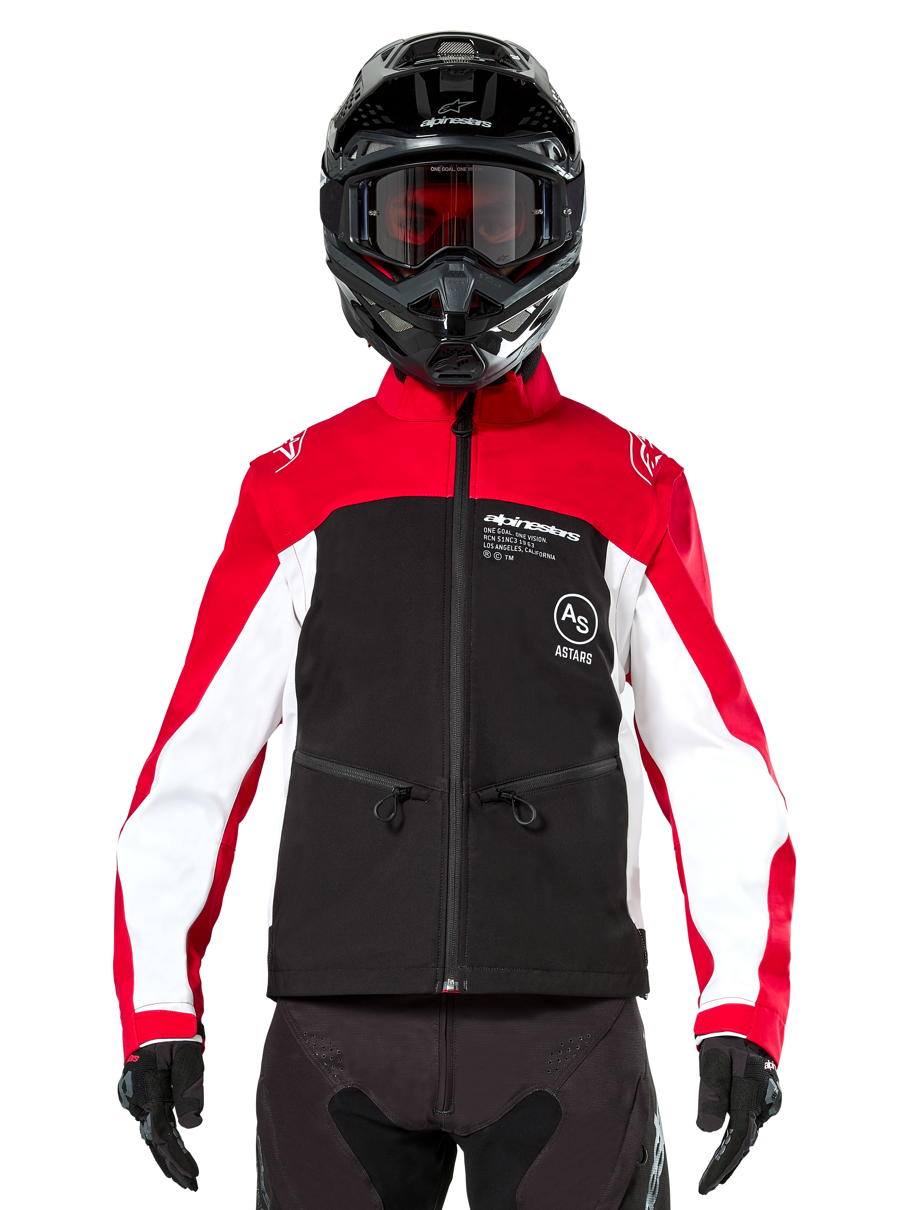 Veste Softshell Alpinestars Lite-Dura en noir, rouge vif et blanc, portée par un pilote de motocross avec un casque noir et des lunettes teintées rouge, dotée d'empiècements blancs sur les manches, du logo Alpinestars sur la poitrine et d'un design sportif tout-terrain.
