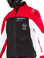 Veste Softshell Alpinestars Lite-Dura, veste d'enduro tout-terrain, noir, rouge éclatant et blanc, avec épaules et col rouges, poitrine noire avec logos Alpinestars et ASTARS blancs, manches blanches, poches avant zippées, portée par un pilote avec un casque noir.