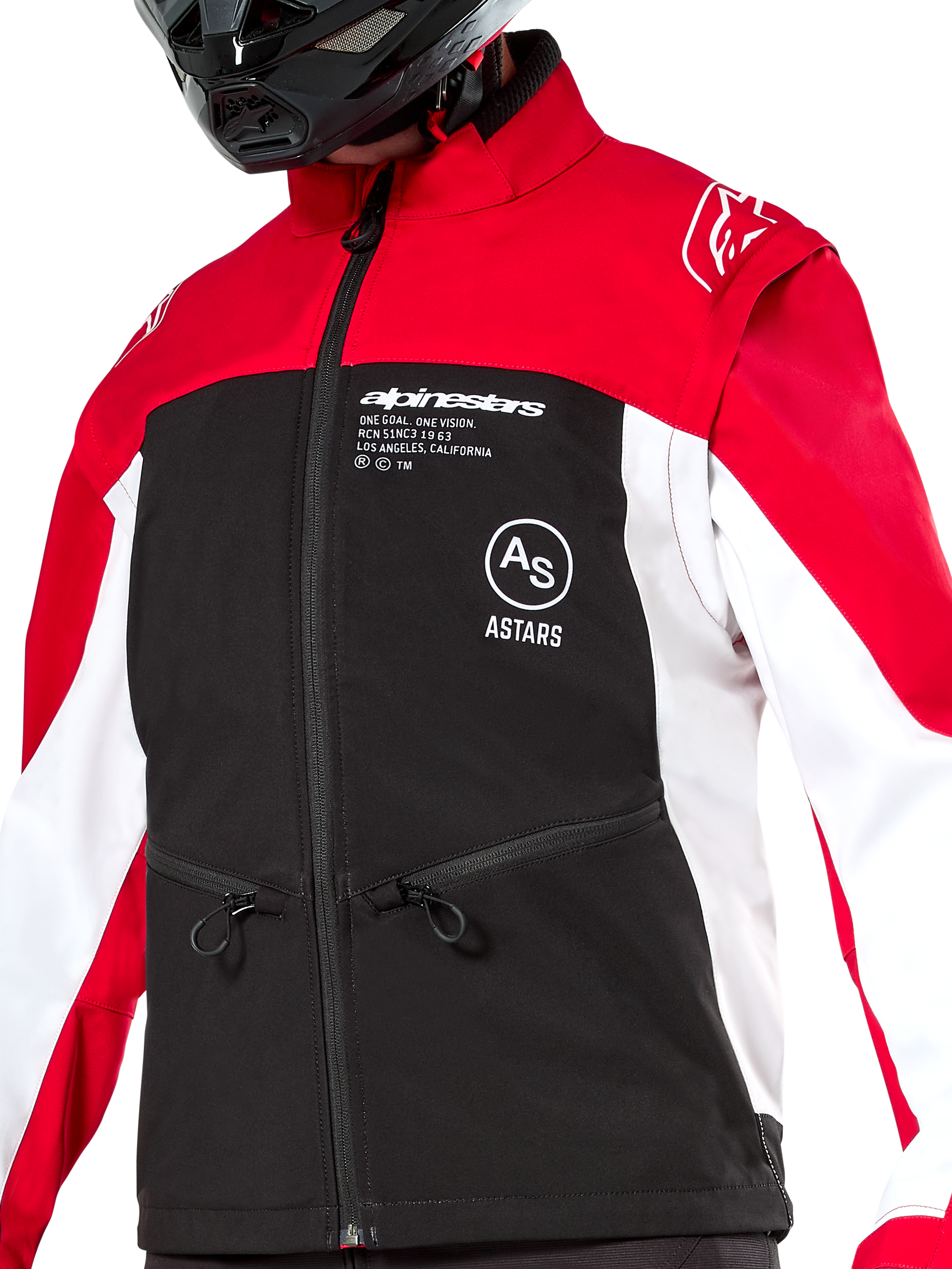 Veste Softshell Alpinestars Lite-Dura, veste d'enduro tout-terrain, noir, rouge éclatant et blanc, avec épaules et col rouges, poitrine noire avec logos Alpinestars et ASTARS blancs, manches blanches, poches avant zippées, portée par un pilote avec un casque noir.