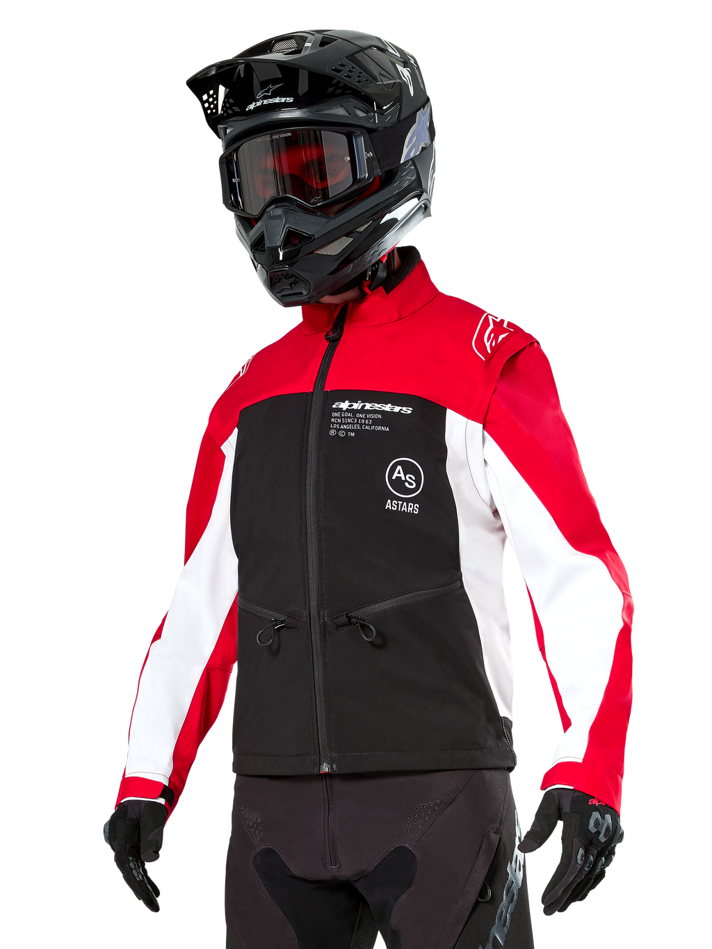 Veste softshell Alpinestars Lite-Dura, veste de moto, noir, rouge vif et blanc, portée par un pilote avec casque de motocross noir, lunettes rouges et gants, logo distinctif sur la poitrine, conçue pour le tout-terrain et l'enduro