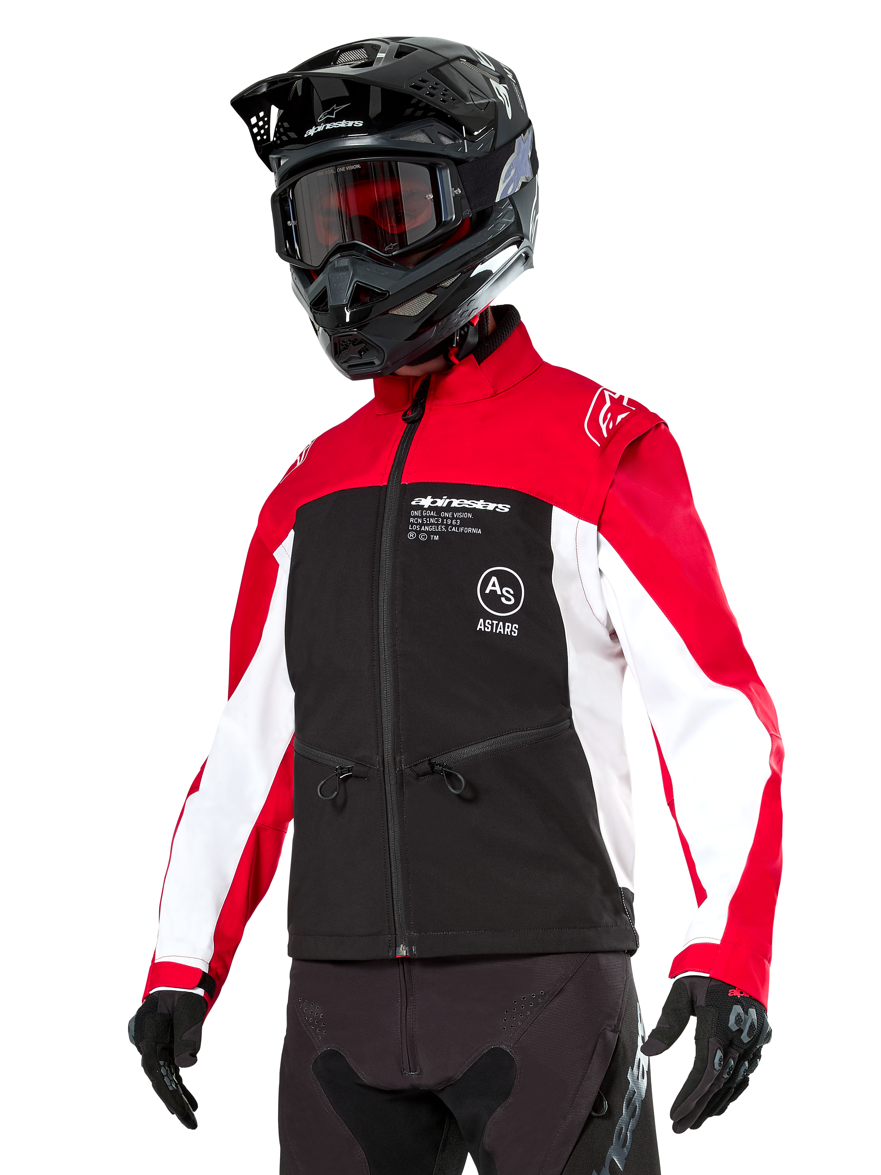 Alpinestars Lite-Dura Softshell-Jacke, Motorradjacke, Schwarz, leuchtendes Rot und Weiß, getragen von einem Fahrer mit schwarzem Motocross-Helm, roter Brille und Handschuhen, mit markantem Branding auf der Brust, konzipiert für Offroad- und Enduro-Fahrten