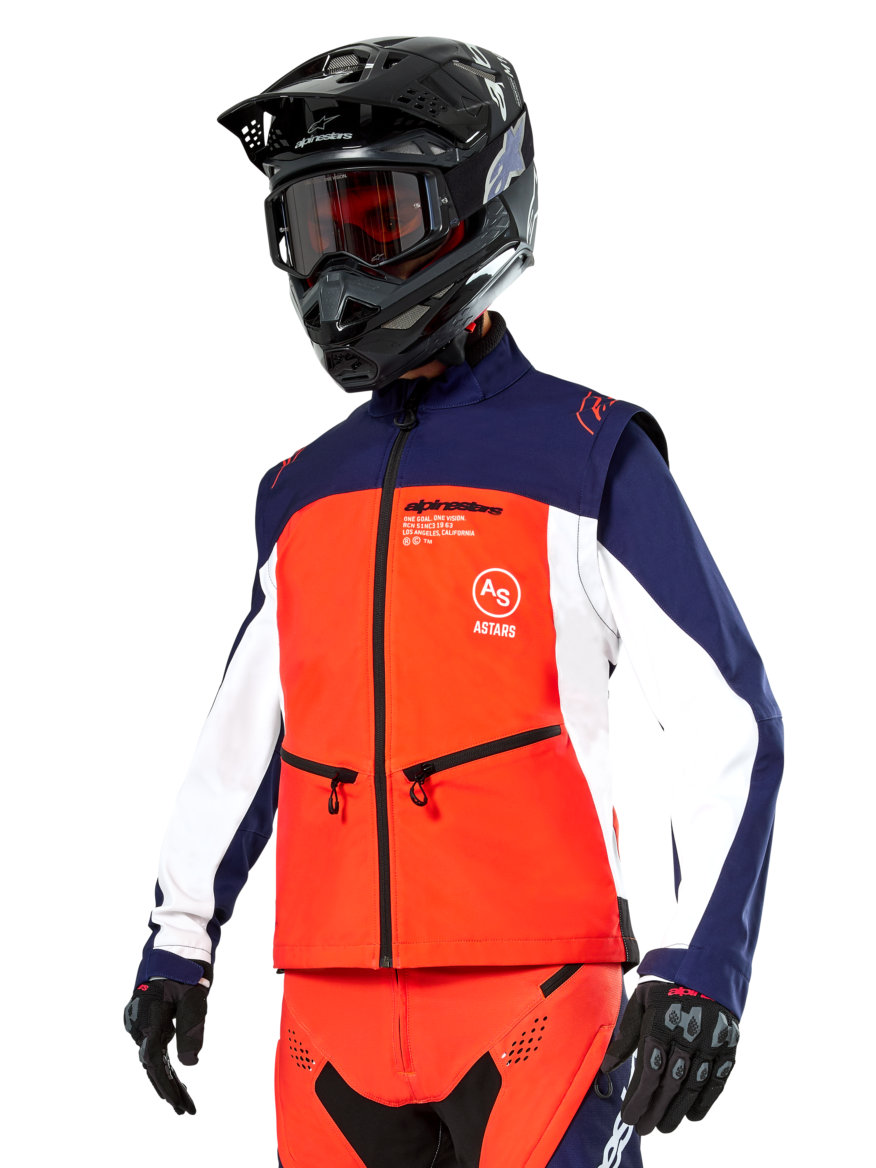 Alpinestars Lite-Dura Softshell-Jacke in Navy, Hot Orange und Weiß, Motocross-Ausrüstung, kombiniert mit schwarzem Helm und Goggles, Schutzhandschuhen und passender Rennhose