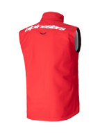 Gilet Softshell Techstar Alpinestars, gilet de motocross, rouge éclatant, vue arrière avec lettrage Alpinestars blanc sur le haut du dos, matériau softshell extensible coupe-vent, conception ergonomique sans manches pour le tout-terrain