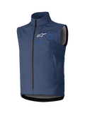 Alpinestars Techstar Softshell Vest, gilet de moto sans manches, bleu marine, col montant avec fermeture éclair frontale, logo blanc et marquage bleu, tissu softshell technique pour pilotage tout-terrain