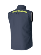 Gilet Softshell Techstar Alpinestars, gris foncé, vue de dos, lettrage Alpinestars jaune vif sur les épaules, conception sans manches coupe-vent, équipement de motocross et tout-terrain haute performance