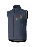 Gilet Softshell Alpinestars Techstar, gilet de motocross sans manches, gris foncé, col montant avec fermeture éclair frontale intégrale, orné d'un logo étoile rouge, d'un emblème AS circulaire jaune, du texte ASTARS et du slogan ONE GOAL ONE VISION sur la poitrine, couche coupe-vent pour le tout-terrain