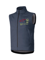 Gilet Softshell Alpinestars Techstar, gilet de motocross sans manches, gris foncé, col montant avec fermeture éclair frontale intégrale, orné d'un logo étoile rouge, d'un emblème AS circulaire jaune, du texte ASTARS et du slogan ONE GOAL ONE VISION sur la poitrine, couche coupe-vent pour le tout-terrain