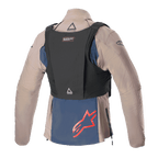 Veste Alpinestars Techdura, Brun Falcon et Bleu Marine, vue arrière avec gilet tactique noir, arborant un logo Alpinestars rouge sur le panneau inférieur bleu marine, construction textile robuste pour la pratique de l'enduro et du tout-terrain
