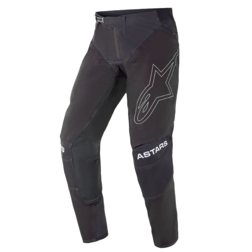 Alpinestars 2021 Techstar Phantom Hose, Motocross-Hose, Schwarz mit weißen Akzenten, mit einem großen, umrissenen Stern-Logo auf dem Oberschenkel, ASTARS-Branding an den Knien, technisches Ripstop-Gewebe mit perforierten Zonen und 3D-Babel-Kniekonstruktion für Offroad-Rennperformance.
