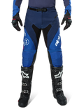 Alpinestars Pro-Dura Hose, Motocross-Hose, Navy und Hellblau mit weißen Akzenten, Vorderansicht getragen mit schwarzen Stiefeln und Handschuhen, technisches Design für Enduro- und Offroad-Fahrten
