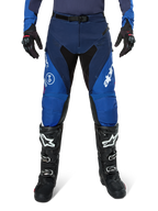 Alpinestars Pro-Dura Hose, Motocross-Hose, Navy und Hellblau mit weißen Akzenten, Vorderansicht getragen mit schwarzen Stiefeln und Handschuhen, technisches Design für Enduro- und Offroad-Fahrten