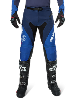 Alpinestars Pro-Dura Hose, Motocross-Hose, Navy und Hellblau mit weißen Akzenten, Vorderansicht getragen mit schwarzen Stiefeln und Handschuhen, technisches Design für Enduro- und Offroad-Fahrten