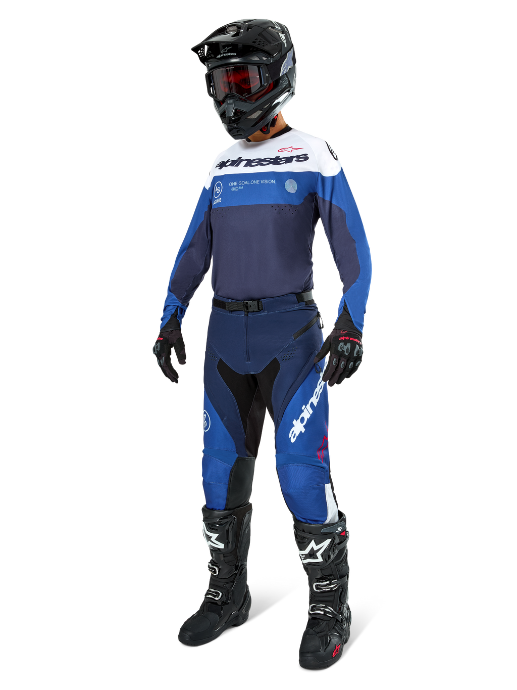 Motocross-Fahrer in Alpinestars Pro-Dura Hose in Navy, Hellblau und Weiß, kombiniert mit passendem Langarm-Trikot, schwarzem Helm mit roter Brille, schwarzen Handschuhen und schwarz-weißen Stiefeln, abgestimmtes Outfit für Enduro- und Offroad-Rennsport.
