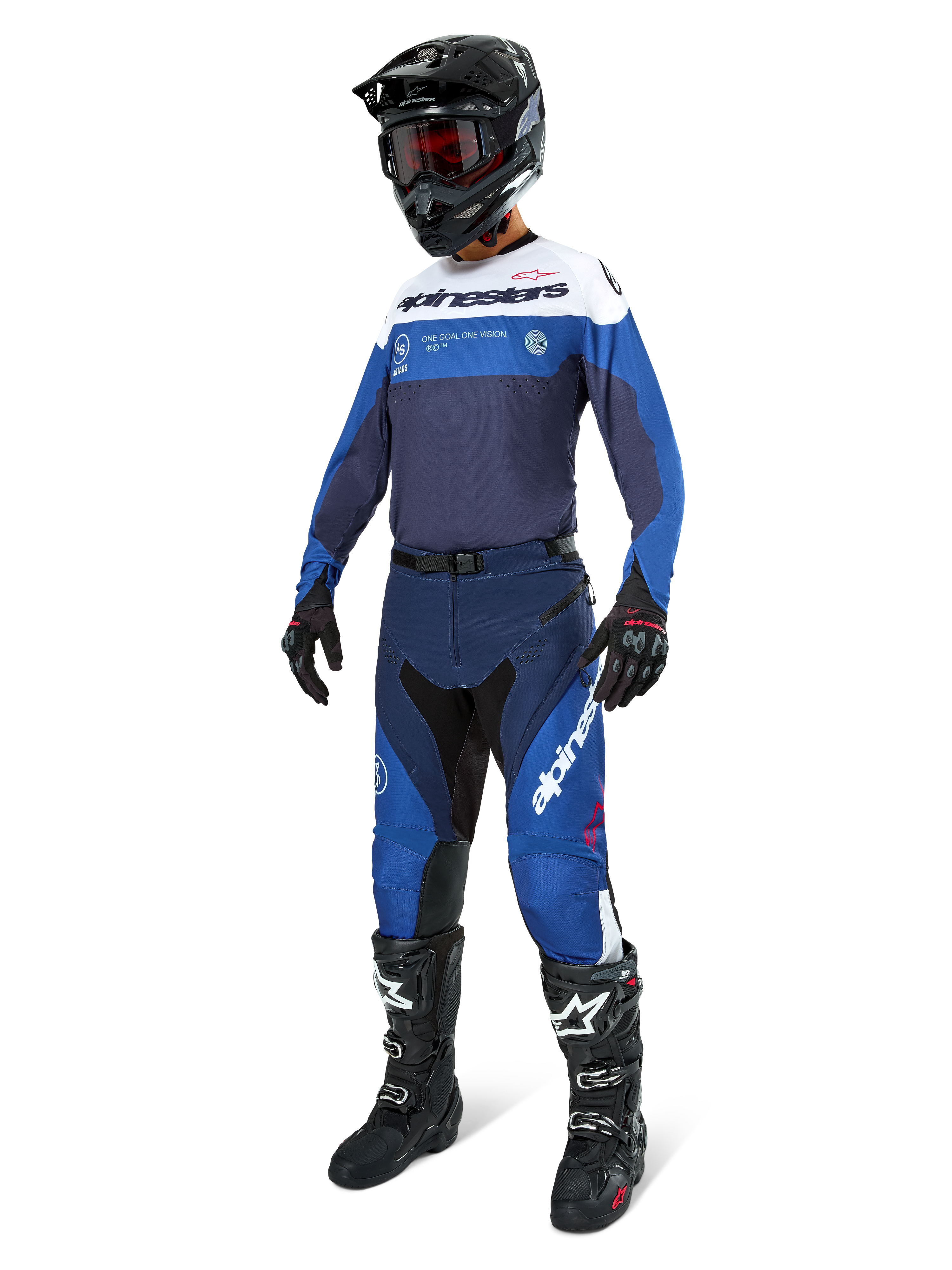 Motocross-Fahrer in Alpinestars Pro-Dura Hose in Navy, Hellblau und Weiß, kombiniert mit passendem Langarm-Trikot, schwarzem Helm mit roter Brille, schwarzen Handschuhen und schwarz-weißen Stiefeln, abgestimmtes Outfit für Enduro- und Offroad-Rennsport.