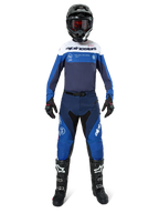 Alpinestars Pro-Dura Hose, Motocross- und Enduro-Hose, Navy, Bright Blue und Weiß, getragen von einem Fahrer in einer kompletten Rennausrüstung mit passendem Trikot, schwarzem Helm, roter Brille und schwarzen Stiefeln, professionelles Offroad-Ausrüstungs-Setup