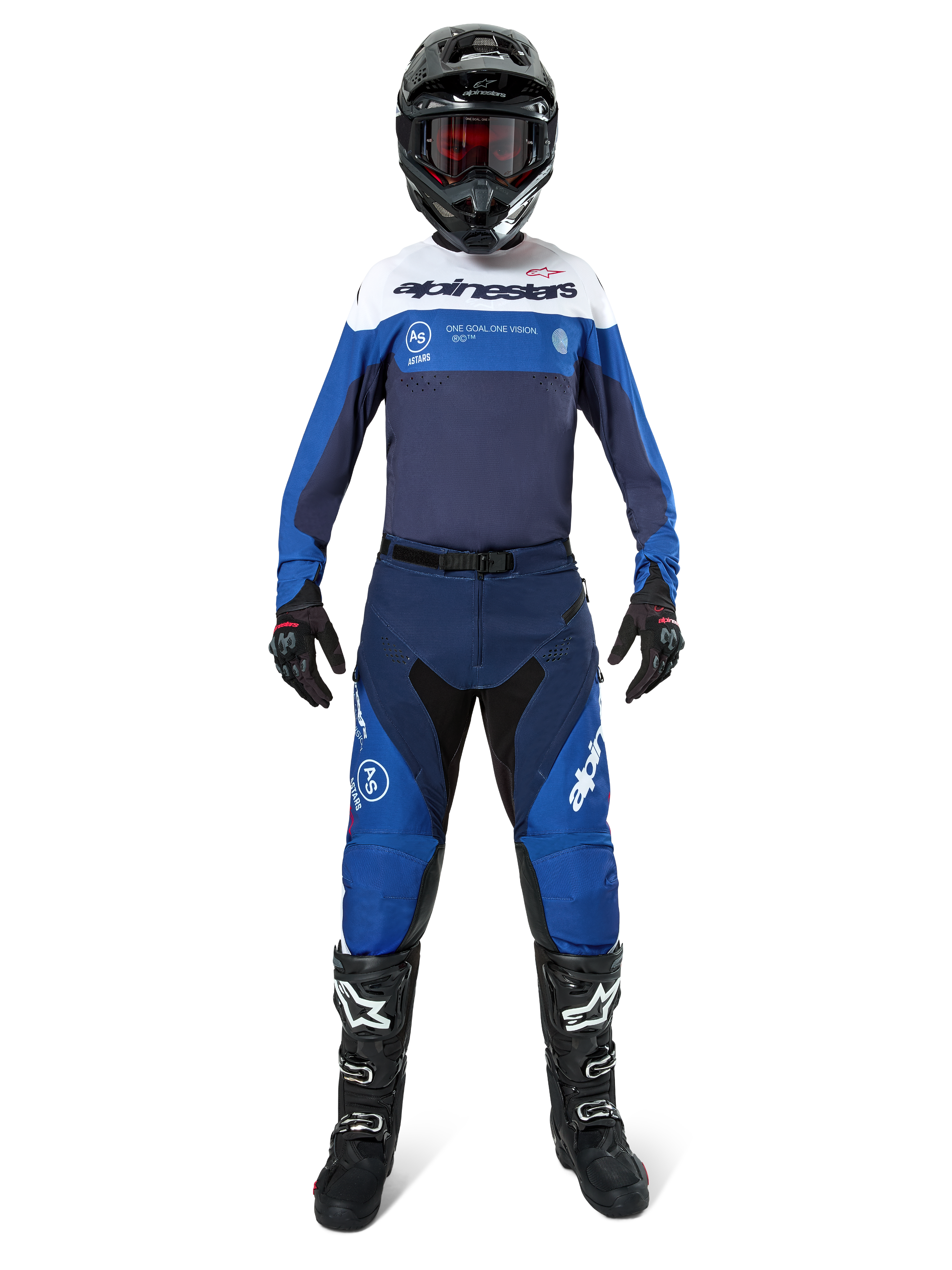Alpinestars Pro-Dura Hose, Motocross- und Enduro-Hose, Navy, Bright Blue und Weiß, getragen von einem Fahrer in einer kompletten Rennausrüstung mit passendem Trikot, schwarzem Helm, roter Brille und schwarzen Stiefeln, professionelles Offroad-Ausrüstungs-Setup