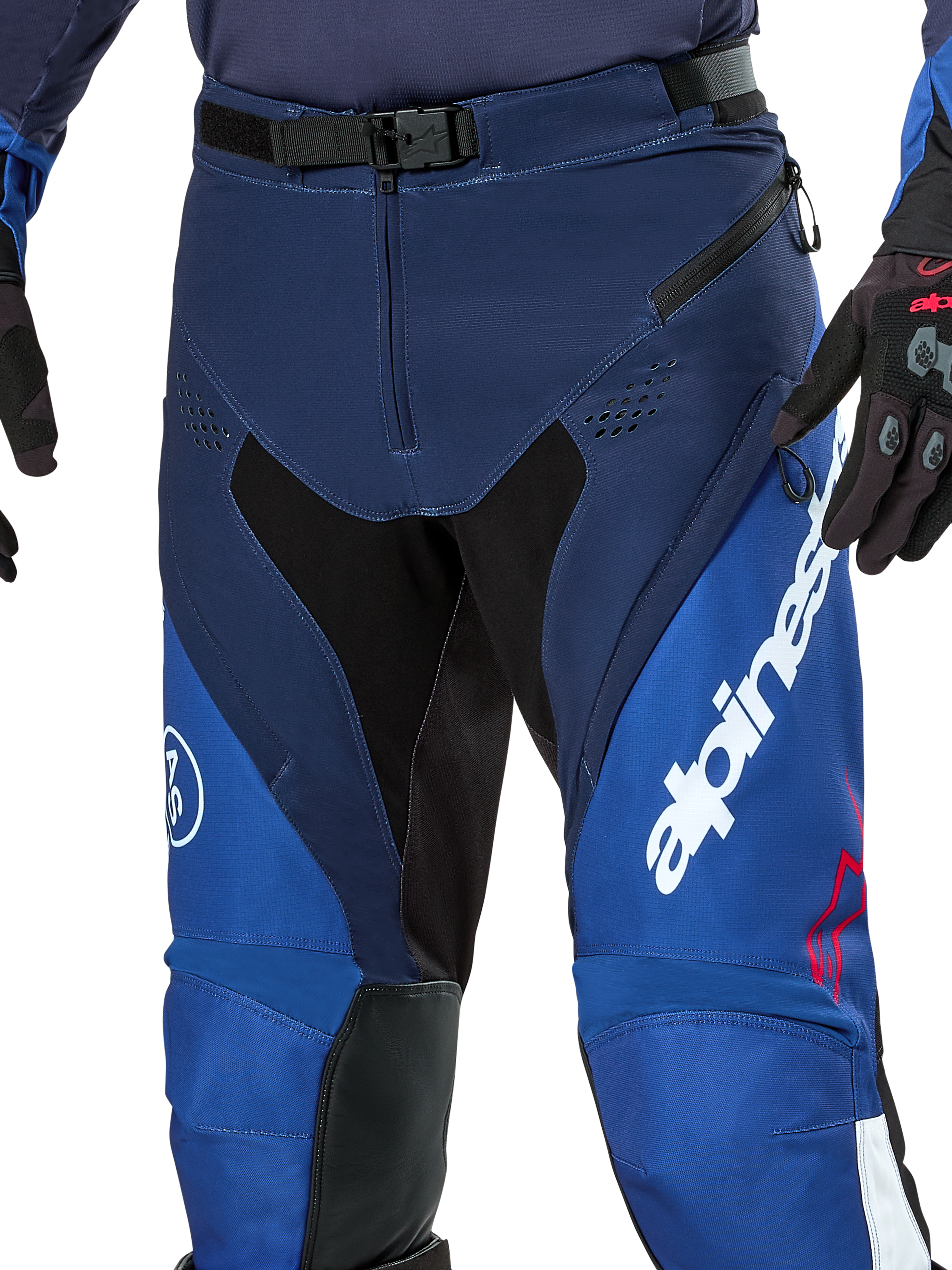 Alpinestars Pro-Dura Hose, Enduro- und Motocross-Hose, Marineblau, Hellblau und Weiß, Nahaufnahme mit SX2-Magnetverschluss am Bund, Belüftungsöffnungen mit Reißverschluss an den Oberschenkeln und strapazierfähigen Stretch-Einsätzen mit markantem weißen Branding.