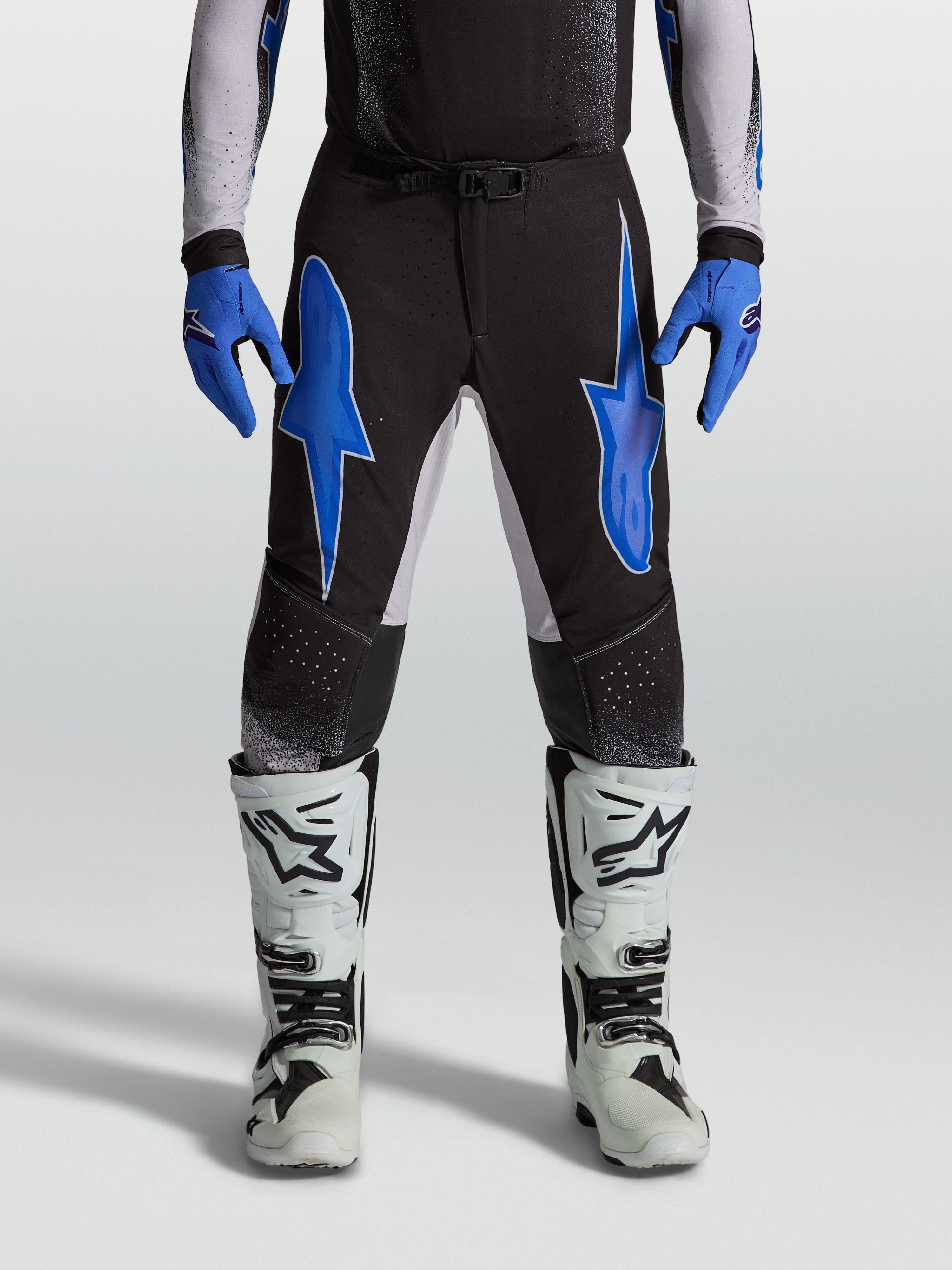 Alpinestars Supertech Hiten AFD broek, heren-motocrossbroek, zwart en blauw, lichtgewicht stretch ripstop constructie.