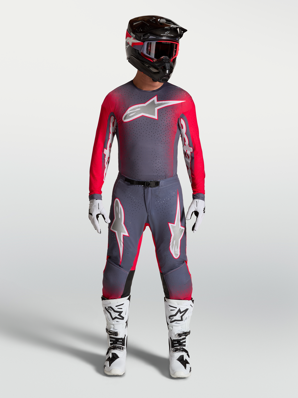 Alpinestars Supertech Hiten AFD Gear Set en broek, professionele motocrossuitrusting voor heren, grijs en fluo rood.