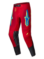 Alpinestars 2025 Supertech Maker Hose, Motocross-Hose, Hellrot mit neongelben und blauen Akzenten, mit großen Stern-Logos auf den Oberschenkeln und Knie-Innenpaneelen aus schwarzem Leder, magnetischer Taillenverschluss, professionelle Offroad-Rennausrüstung