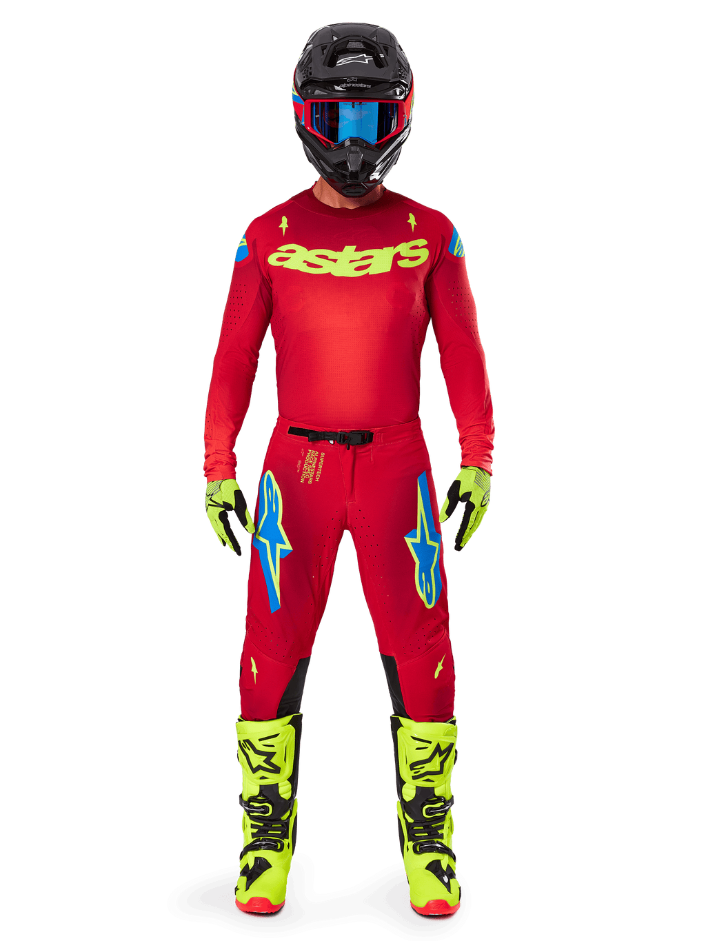 Motocross-Fahrer in kompletter Rennausrüstung, rotes Trikot mit gelbem Fluo-Astars-Logo, Alpinestars 2025 Supertech Maker Hose in Bright Red und Yellow Fluo, mit blauen Logos an den Oberschenkeln, gelbe Fluo-Handschuhe und -Stiefel, schwarzer Helm mit blauer Brille, koordiniertes Motocross-Outfit auf Profi-Niveau