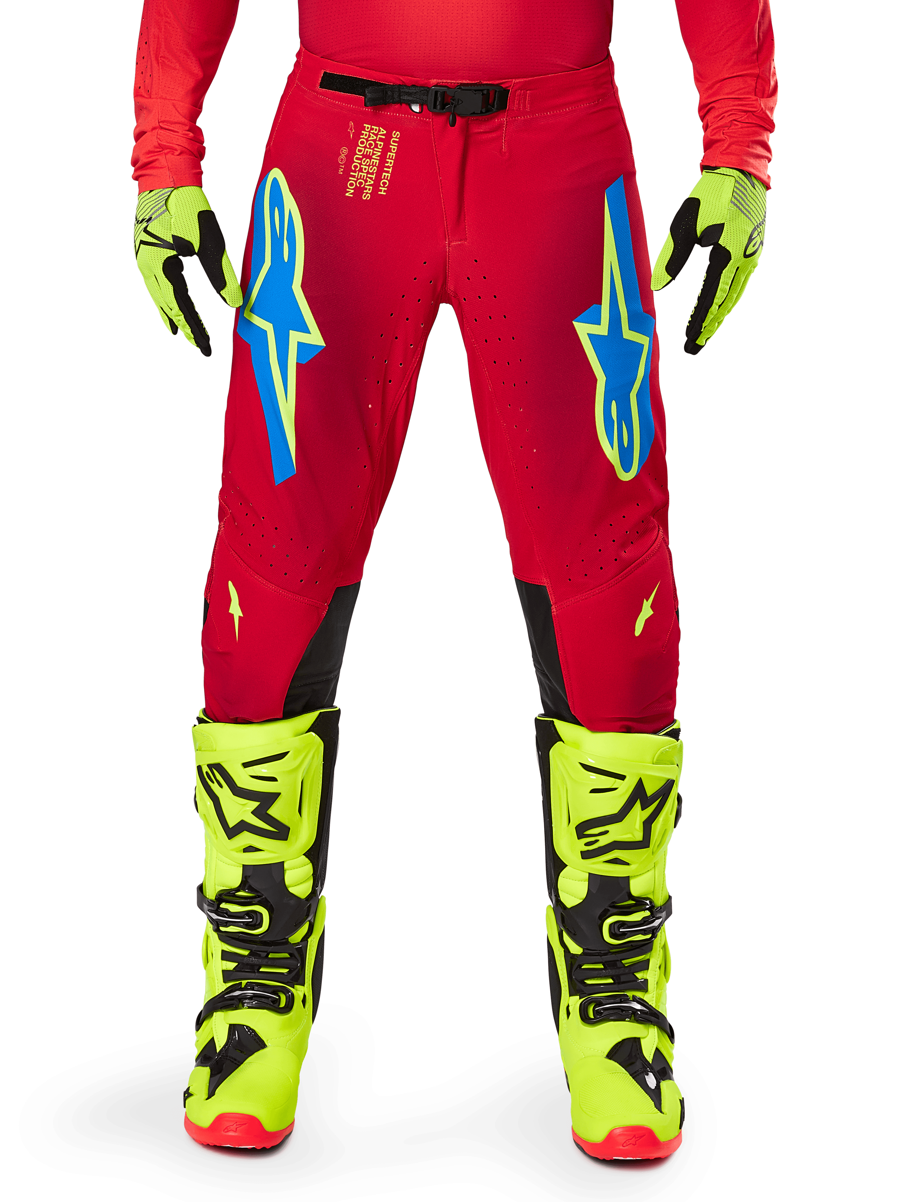 Alpinestars 2025 Supertech Maker Hose, Motocross-Hose, Hellrot und Neongelb, mit blauen Astars-Logos auf den Oberschenkeln, belüfteten Perforationen und schwarzen Knieinnenseiten-Einsätzen, getragen mit passenden neongelben Stiefeln und Handschuhen