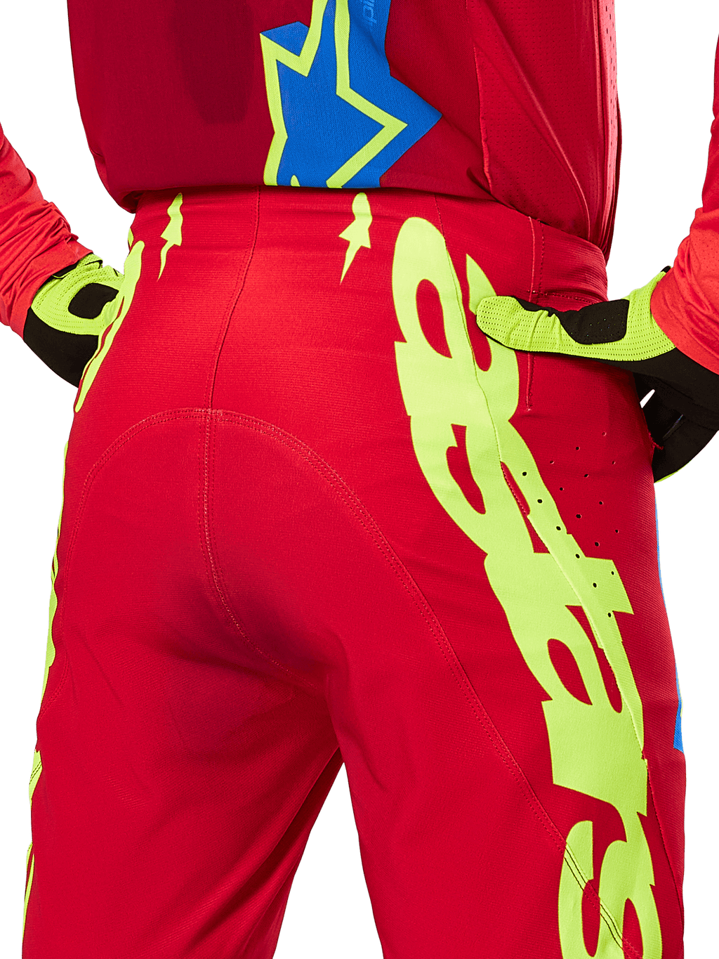 Alpinestars 2025 Supertech Maker Hose, Motocross-Hose, Leuchtendes Rot und Neongelb, Rückansicht mit großen gelben Grafiken auf den Beinen und passenden neongelben und schwarzen Handschuhen, professionelle Offroad-Rennausrüstung