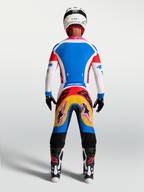 Ensemble Alpinestars Supertech Dyna, maillot et pantalon de motocross homme, bleu et blanc, graphismes vibrants, vue de dos.