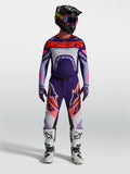 Alpinestars Supertech Dyna Gear Set et Pantalon Supertech Dyna, ensemble de motocross pour homme, violet et rose fluo, avec graphismes sportifs, porté par un pilote avec casque et bottes