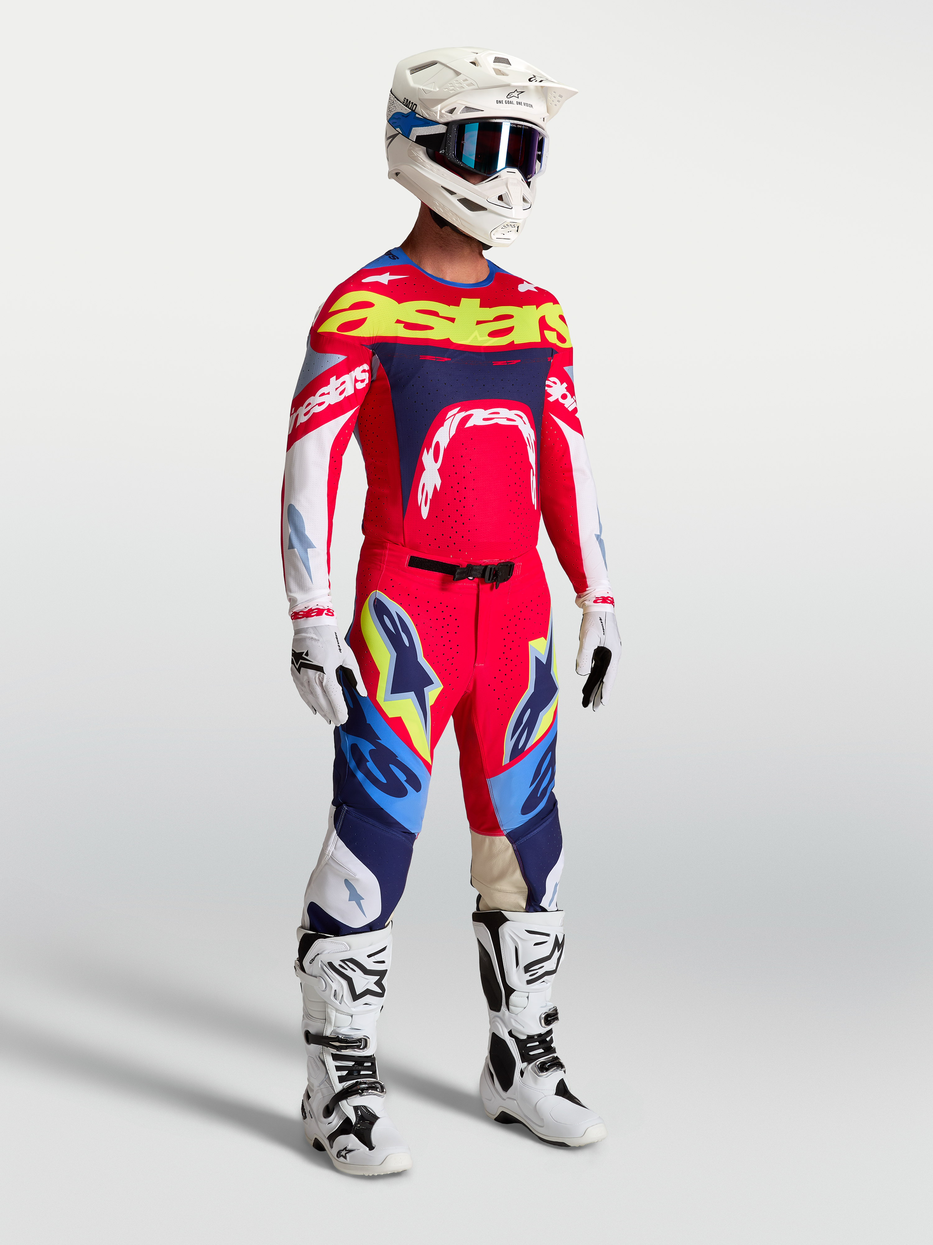 Alpinestars Supertech Dyna motocross-set, rood en navy blauwe jersey en broek met witte motorlaarzen voor heren.